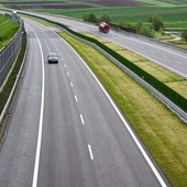Sejm za ustawą znoszącą opłaty autostradowe i zakazującą wyprzedzania się ciężarówek na autostradach