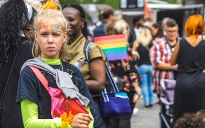 Dyktatura LGBT sięga coraz dalej. W Anglii usunięto nauczyciela z zawodu, bo nie nazywał uczennicy chłopcem