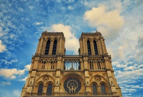 Powstała więźba dachowa katedry Notre Dame. Użyto średniowiecznych technik obróbki drewna