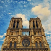 Powstała więźba dachowa katedry Notre Dame. Użyto średniowiecznych technik obróbki drewna