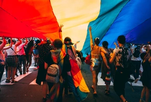 O. James Martin SJ porównał parady LGBT do nabożeństwa do NSPJ. Biskup: „To bluźnierstwo musi się skończyć”
