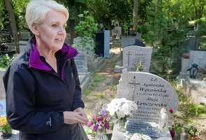 Przyjeżdżają na grób, modlą się i pytają: jaka była Alicja Lenczewska?