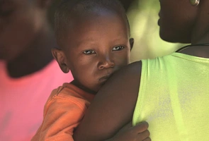 Haiti: kraj dotykają nowe katastrofy, Kościół trwa przy ludziach