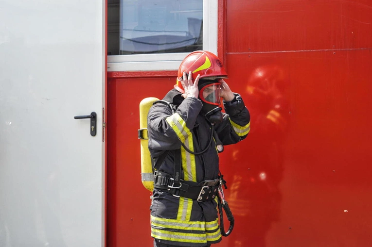 Strażacy gaszą pożar łąk na terenie Biebrzańskiego Parku Narodowego. Miejsce jest trudno dostępne, zaangażowane są samoloty i śmigłowiec