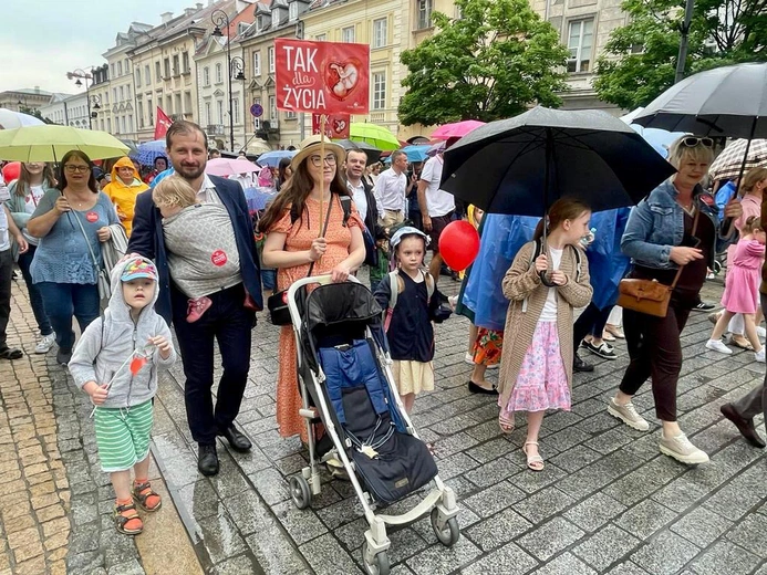 „Dzieci przyszłością Polski”. Tysiące osób wzięło udział w Narodowym Marszu dla Życia i Rodziny w Warszawie