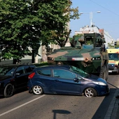 Wojskowy Rosomak zderzył się z autem osobowym we Wrocławiu