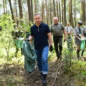 Co robi Prezydent w lesie? Sprząta!