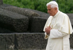 Skradziono cenny pektorał zmarłego papieża Benedykta XVI! Burmistrz Traunstein: „Jestem zbulwersowany”