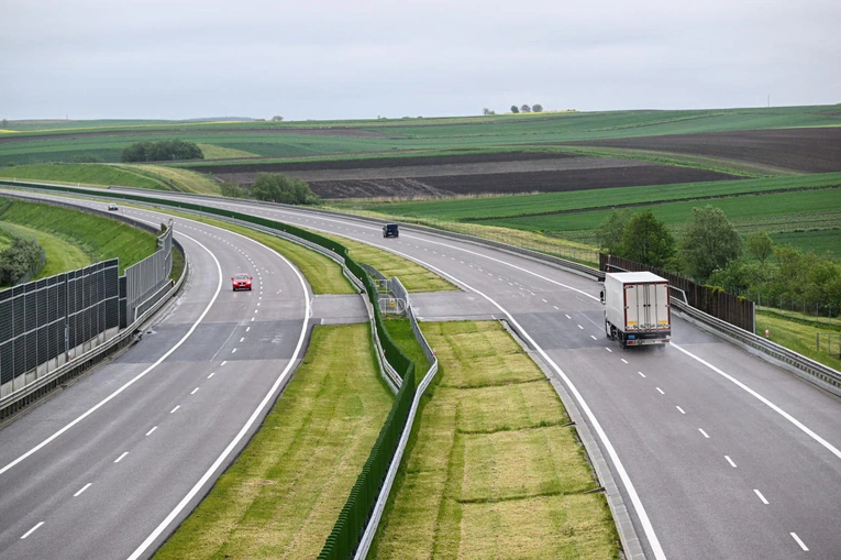 Ustawa znosząca opłaty za autostrady przeszła przez Senat bez poprawek. Teraz trafi do podpisu prezydenta