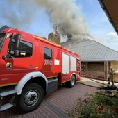 Strażakom wciąż nie udało się opanować pożaru dachu kościoła w Sosnowcu, teraz gaszą go też z wnętrza świątyni