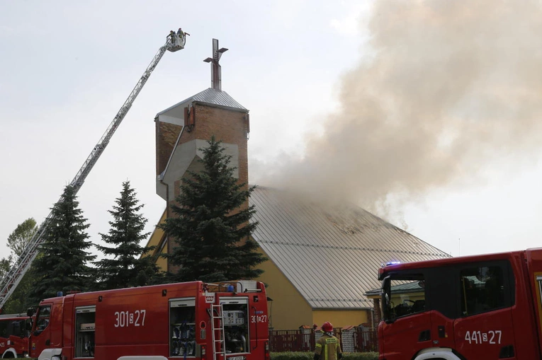 Po ponad 6 godzinach strażacy ugasili pożar kościoła w Sosnowcu. Spalił się cały dach świątyni