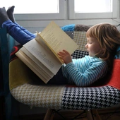 Jak czytanie książek w młodym wieku wpływa na zdrowie? Brytyjscy naukowcy przeprowadzili badania