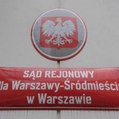 Warszawa: „Babcia Kasia” skazana na grzywnę za uderzenie policjanta drzewcem flagi