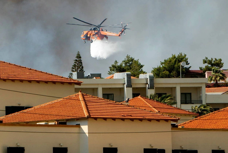 Pożar na Rodos: trwa ewakuacja polskich turystów z pięciu biur podróży