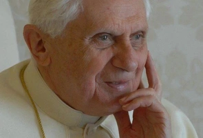 „Kwiatki Josepha Ratzingera”. Za medialnym obrazem „pancernika” krył się niezwykle wrażliwy i pokorny człowiek 