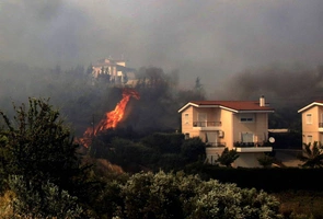 Rezygnacja z wycieczki do Grecji w związku z pożarami. Jakie warunki turyści muszą spełnić, żeby odzyskać pieniądze?