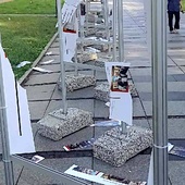 Białystok: wystawa o kulcie MB Ostrobramskiej w Atenach zniszczona po raz drugi – tym razem doszczętnie