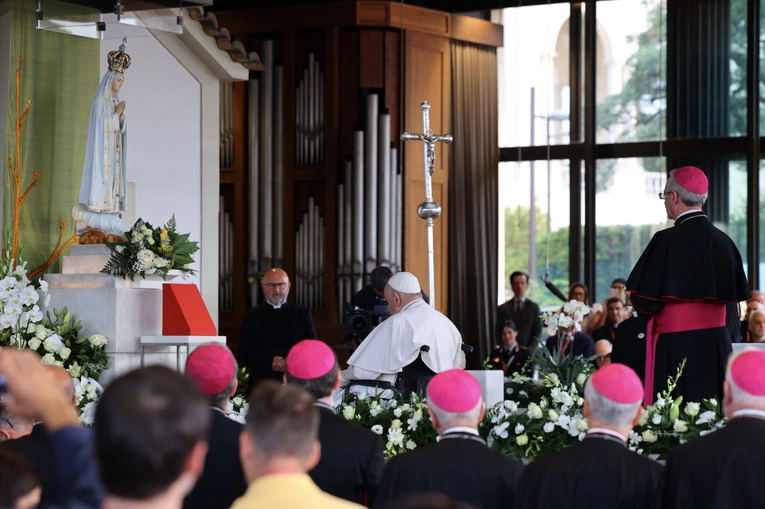 Papież wracając z Lizbony: w Fatimie modliłem się o pokój