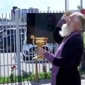 Rosja: tam nadal stawia się pomniki Stalinowi. A prawosławni księża je błogosławią...