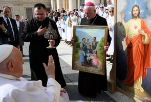 Watykan: papież modlił się przy relikwiach bł. Rodziny Ulmów