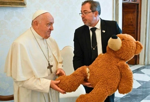 Spotkanie ambasadora Ukrainy z Papieżem: „poraniony” miś symbolem dzieci zabitych przez bomby