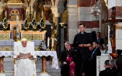 Papież w Marsylii do kapłanów: otwórzmy drzwi kościołów i plebanii, ale przede wszystkim drzwi serca