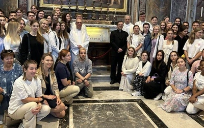 Setka stypendystów Fundacji Jana Pawła II w Watykanie. Pielgrzymkę zakończyła Msza św. przy grobie Papieża