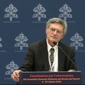 Paolo Ruffini na briefingu synodalnym. 5.10.2023 