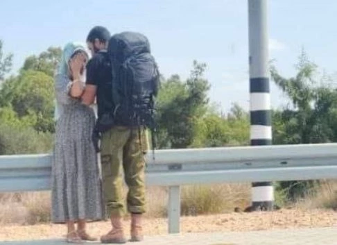 Ciężarna żona izraelskiego żołnierza żegna się z nim przed odesłaniem na front walk