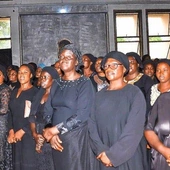 Nigeryjskie kobiety podczas pogrzebu chrześcijańskich współwyznawców zabitych przez islamskie bojówki