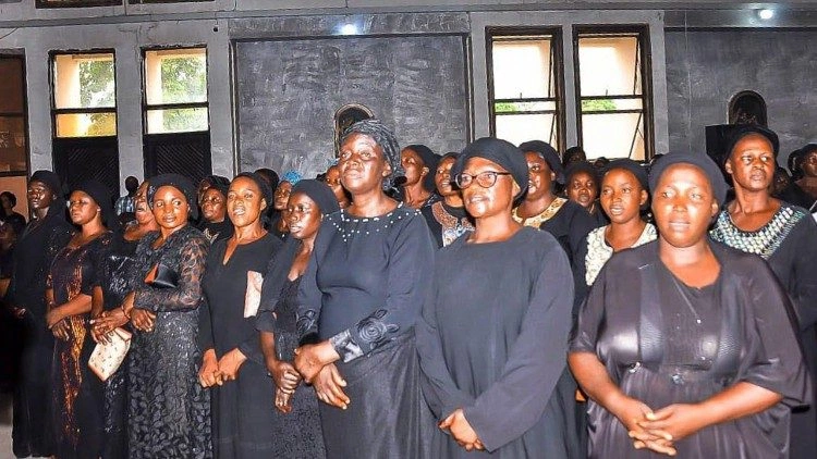 Nigeryjskie kobiety podczas pogrzebu chrześcijańskich współwyznawców zabitych przez islamskie bojówki