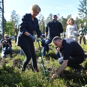 Prezydent RP i leśnicy wspólnie sadzili drzewa