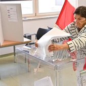 Wrocław: w komisji wyborczej na Jagodnie, gdzie głosowanie trwało do wczesnych godzin porannych, trwa liczenie głosów