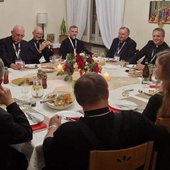 Wspólna kolacja polskiej grupy uczestników synodu u kard. Krajewskiego