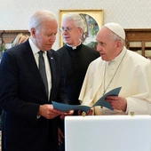 Papież rozmawiał z J. Bidenem o konfliktach na świecie i potrzebie zidentyfikowania dróg do pokoju
