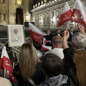 Polacy złożyli kwiaty w miejscu zamachu na Jana Pawła II 