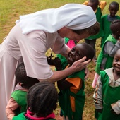 „Dzieci Pigmejów nie mają właściwie nic” – mówi s. Regina. Polacy dają im wsparcie i nadzieję