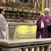 O. Giertych przy grobie św. Jana Pawła II: „Nasza troska o zmarłych bliskich jest dowodem tego, iż nam na Bogu zależy”