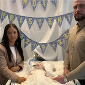 Rodzice Indy w szpitalu podczas uroczystości chrztu