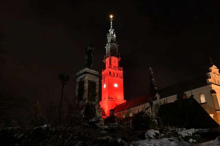 Podświetlona na czerwono wieża Jasnej Góry przypomniała o prześladowanych