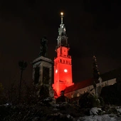 Podświetlona na czerwono wieża Jasnej Góry przypomniała o prześladowanych