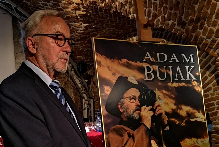 Sekrety dwunastu wieków Polski oczami mistrza fotografii Adama Bujaka. Spotkanie autorskie w kawiarni „Agere Contra”
