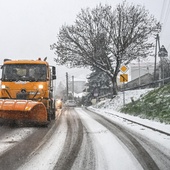 Prawie 1,3 tys. pojazdów GDDKiA walczy ze śniegiem i błotem pośniegowym