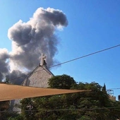 Kościół św. Rodziny w Gazie spowity dymem z wybuchów