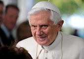 Benedykt XVI stanowczo potępia ideę „małżeństwa homoseksualnego”