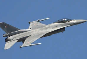 Polskie i amerykańskie F-16 w powietrzu. Przyczyną rosyjskie ataki na Ukrainie