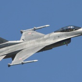 Polskie i amerykańskie F-16 w powietrzu. Przyczyną rosyjskie ataki na Ukrainie