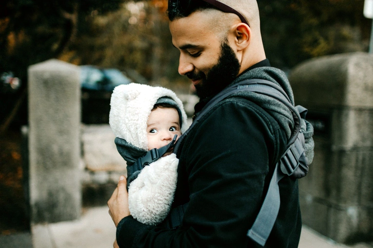 „Jeśli ona jest w ciąży, to już jesteś tatą”. Zaangażowanie ojców pomogłoby chronić nienarodzone dzieci