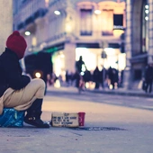 Kard. Krajewski: pomoc bezdomnym zimą to ratowanie życia
