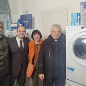 Kard. Krajewski otworzył pralnię dla bezdomnych w Neapolu